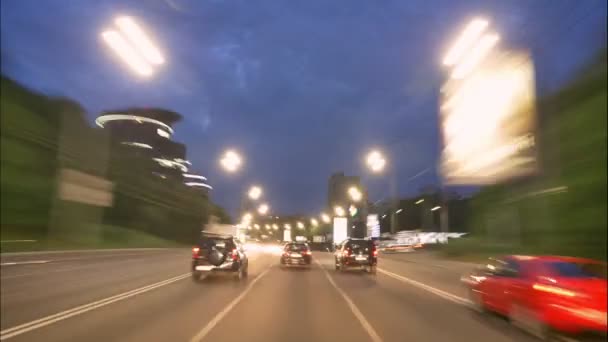 Carro noturno lapso de tempo de condução. Estradas urbanas — Vídeo de Stock