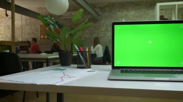 Γυρίσματα του φορητού υπολογιστή στην οθόνη του πίνακα, πράσινη εμφάνιση, μοντέρνο δωμάτιο γραφείου, εσωτερική — Αρχείο Βίντεο
