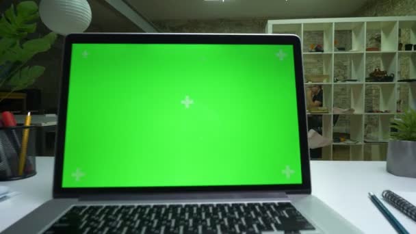 Close-up laptop, green screen, on the white table laying indoor, modern light deserted office — Stock Video