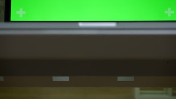 Tiro de teclado do computador com tela verde, de baixo para cima movimento, estúdio de luz vazio, tecnologia — Vídeo de Stock
