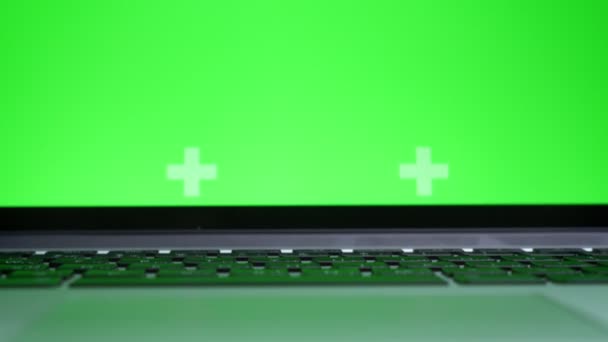 Stäng skytte av grön skärm på datorn, vitt skrivbord stående, office vibes, arbetande gadget — Stockvideo