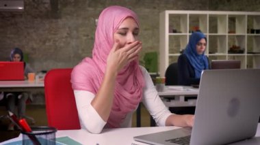 Güzel Arap kadın rahat, esniyor alarak duraklar laptop oturma içinde tuğla yazıhane, arkasında, Arap kızlar, çalışırken rahat İslami yaşam