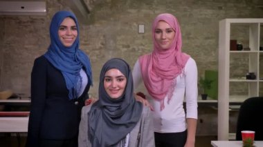 Oldukça odaklı Arap kızlar veriuos hijabs bbrick ofis, gerçeklik günümüzde, modern şekilde ayakta