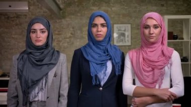 Üç ciddi Arapça kadınlar ayakta düz, renkli hijab, geleneksel giyiyor, modern hayat illüstrasyon kapalı