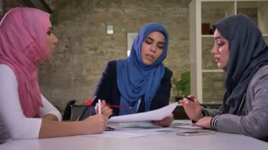 Kendine güvenen Arap türban kadın birlikte vasıl okul sırası, oturma ve birbirleri ile kapalı illüstrasyon, günümüzde konuşmaya çalışıyoruz