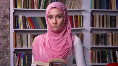 Pembe hijab şaşırtıcı Arap kadın gülümseyerek kameraya, sakince, kendinden emin görünüyorsun, modern hayat illüstrasyon, günümüzde