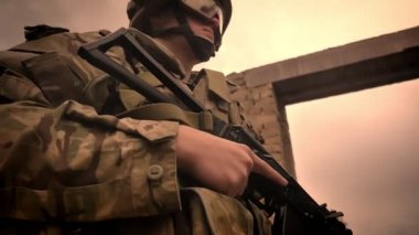 Güçlü otantik asker güvenle duran ve otomatik silah, dış mekan, yapı, boş yer yok holding