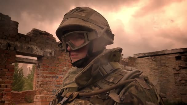 Yüz ile bulutlu gökyüzü, melankolik resimde açık çevrili boş tahrip tuğla binada tek başına duran üniformalı güçlü beyaz asker — Stok video