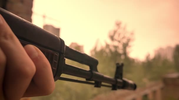 Kaukasische vechter gekleed in camouflage kijkt zijn pistool tijdens bedrijf en staan in de buurt van bakstenen muren, Verheugen, hopelijk — Stockvideo