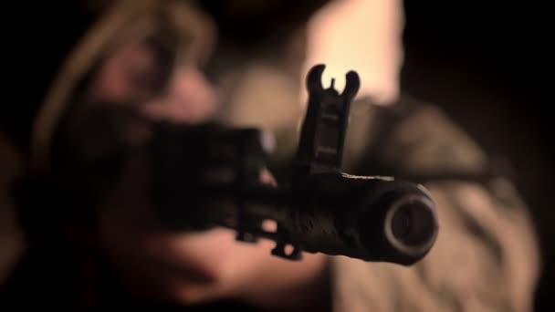 Primer plano objetivo de pistola automática en las manos de soldado caucásico con camuflaje interior, confiado y mirando con precisión — Vídeos de Stock