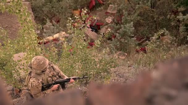 Tiroteio de cima, soldado em uniforme de camuflagem está segurando arma automática e de pé no chão em hight menina isolada e confiante, ilustração militar — Vídeo de Stock