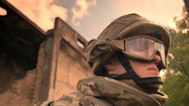Starker kaukasischer Mann in Militäruniform in Tarnkleidung und Helm, der geradeaus und dann in die Kamera schaut, hartnäckig und hoffnungsvoll, authentischer Krieger — Stockvideo