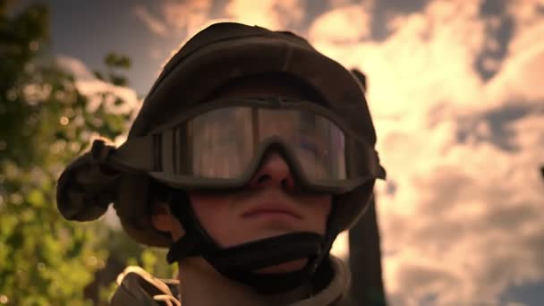 Сильный настойчивый кавказский солдат в шлеме смотрит прямо, стоя на солнце, облака и золотое солнце на заднем плане, мирный защитник — стоковое видео