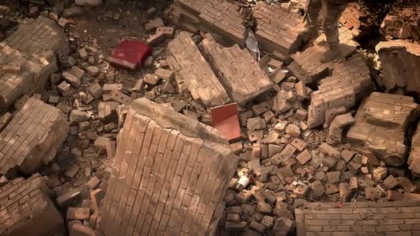 Walking soldier in brown camouflage is crossing destroyed abandoned brick building, holding automatic gun, looking ahead, stalking illustration — Stock Video