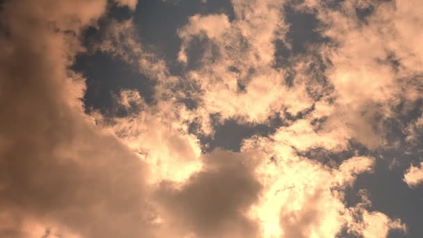 아름 다운 하늘, 구름, 갈색 톤에서 나타나는 햇볕 야외 촬영 하는 놀라운 자연 — 비디오