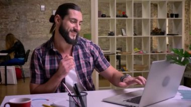 Komik dans tablo, çalışma illüstrasyon arkasında ve orta, tuğla arka planda etkin erkek otururken sahip erkekler keyifli beyaz sakallı