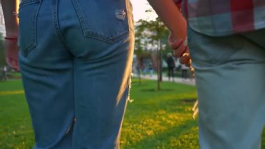 Önden, arkadan, çekim gidiyor Çift görüntüleri sevgi dolu ve onların el ele rahat ve mutlu, rahat tarzı, kentsel yaz görüntüleyin