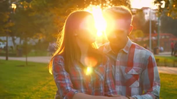 Impresionante pareja está caminando hacia la cámara,, sosteniendo por detrás encantador, chico de aspecto lindo, yesca atmósfera al aire libre, parque en el fondo, material de archivo soleado — Vídeos de Stock