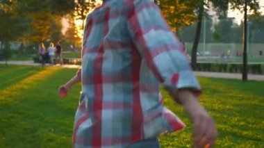 Casual sevgi dolu çift inanılmaz eğlenceli, güneşli gün ve silah, hareket sahip parkta enerjik illüstrasyon ellerini tutarak çalışıyor