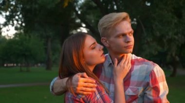 Görüntüleri mutlu çift aşk görünüyor uzakta ve kucaklayan, kadın yavaşça vuruş erkek arkadaşı ve düşünceli şaşırtıcı ayakta park