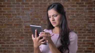 Çok gülen beyaz kadın onun tablet ile yeşil perde üzerinde duran, neşeli ruh, mutlu gülen sevimli modern insan kapalı gösteriyor