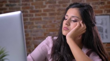 Oldukça sıkılmış erkek yakınındaki sakin yüz, sakin ve kendinden emin, laptop kapalı, masanın üzerinde yatan tuğla studio illüstrasyon iç geçiriyorum