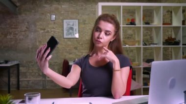 Hafif tatlı ofis, rahat tarzı ve rahat bak, Danışma laptop oturma izole ederken oldukça beyaz zencefil alarak selfie ve poz kızdır