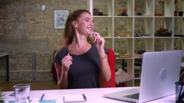 Eğleniyor içinde harika zencefil beyaz kadın dans onun işyerinde, rahat ve kendinden emin, mutlu anları kapalı, sevimli ve güzel olmak