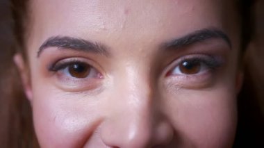 Beyaz kadın bakarak doğrudan kamera, naturel görüntüleri, mutlu bir insan kahverengi gözlü çekici yakın çekim