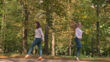 İki güzel beyaz kadın dans ve doğa alanı birlikte, Latin tarzı, yaz günü, Sunlights, saf güzellik, Park arka plan mutluluk gerçekleştirme