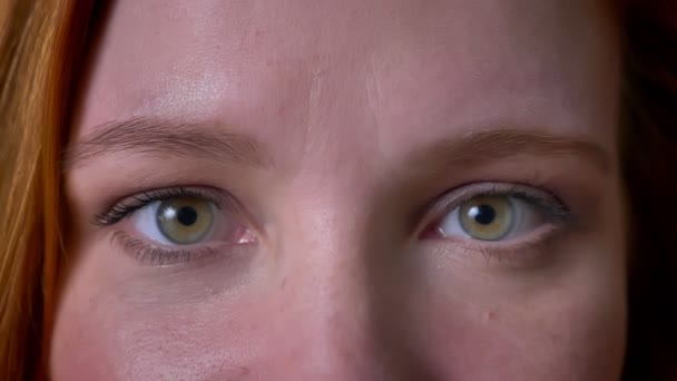 Beaux yeux verts en gros plan de caucasienne gingembre regardant la caméra refroidir et fermer les yeux tout en se relaxant — Video