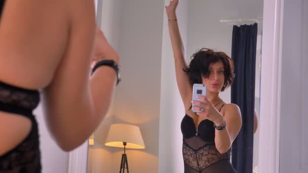 Mujer Caucásica Caliente Endereza Cabello Rizado Pie Mirándose Espejo Mostrando — Vídeo de stock
