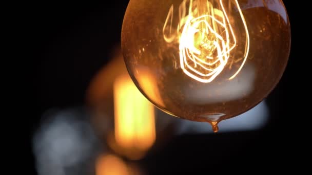 Lampe d'éclairage rétro dans le style loft, style bokeh, café de nuit 