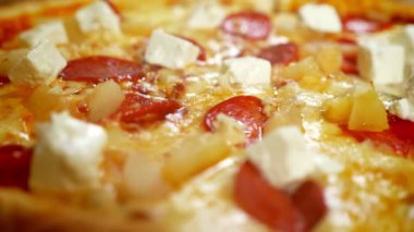 Büyük juxt yakın çekim görüntülerini peynir ve et lezzetli pizza, yenmek için bekleyen lezzetli yaptı