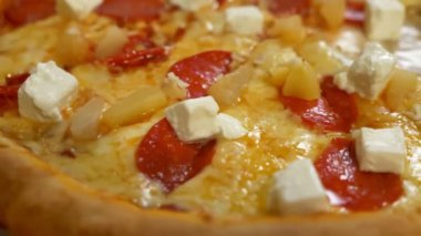 Pizza tablo üzerinde silah, peynir ve et iyi yapılmış ve taze, lezzetli parçalar ile kaplı