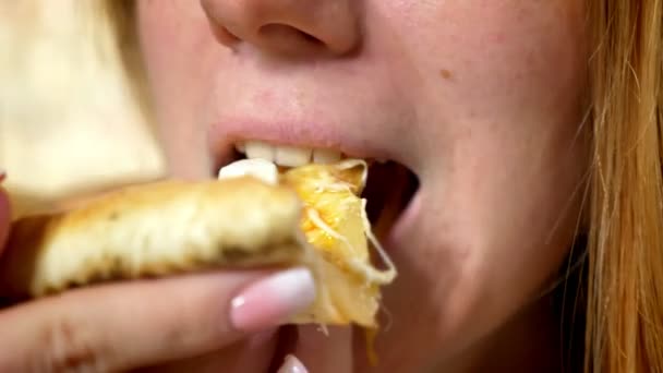 Gros Plan Sur Visage Féminin Caucasien Qui Savoure Part Pizza — Video