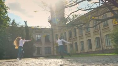 Daire dönüm ve dansçılar, eski şehir Binası, kamu yer yakınındaki mutlu Vibes hareketli Meydanı ' nda iki güzel beyaz kız, güneşli gün ve Sunlights serbest dans