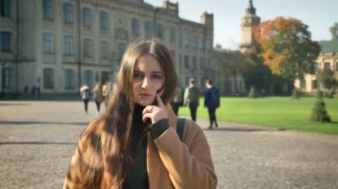 Görüntüleri, beyaz kadın ayakta ve düşünme çözüm arıyor, gösteri sırasında ayakta chill kentsel geniş açık sorunu çözme mutlu jest, Sünni mükemmel hava