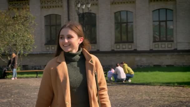 Séta a gyönyörű kaukázusi nő, hogy lépéseket a napfényes utcai, esztergálás kör és mosolygós, nagy boldogság szabadtéri, városi háttér — Stock videók