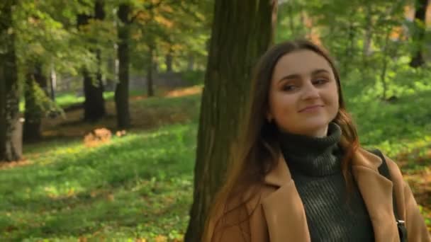Střelba Kavkazské Milá Žena Dlouhými Tmavými Vlasy Křížení Zelené Krásné — Stock video