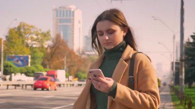 Muhteşem beyaz kadın telefonunu duran duran, trafik, odaklı kentsel illüstrasyon ile road yakınındaki kaydırma
