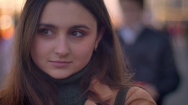 Kapat-uo bak beyaz kadınların inanılmaz kahverengi gözleri ve sakince ayakta uzun siyah saçlı ve rahat ve şehir, kentsel illüstrasyon acelesi güvence verdi