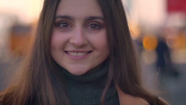 Aufnahmen einer selbstbewussten, fröhlichen Kaukasierin, die entspannt dasteht und direkt in die Kamera schaut, natürliche Sicht und ruhige Stimmung — Stockvideo