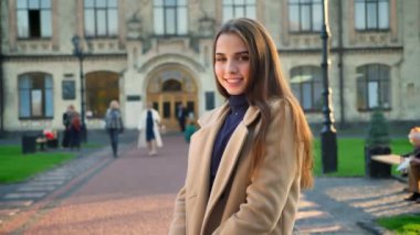 Muhteşem beyaz gülümseyen kadın kamera güzel kentsel kültürel yapı, rahat rahatlatıcı kişi, gündüz güneşli vibes yakın dururken bakarak