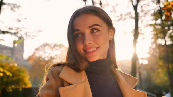 Linda Close Caucasiana Fêmea Está Olhando Com Bom Sorriso Para — Vídeo de Stock
