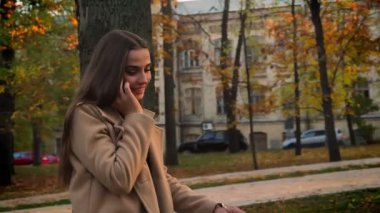 Keyifli beyaz kadın telefonu tutuyor ve sonbahar, hareket illüstrasyon, kentsel alanda kişi güzel parkta yürürken konuşmak konsantre