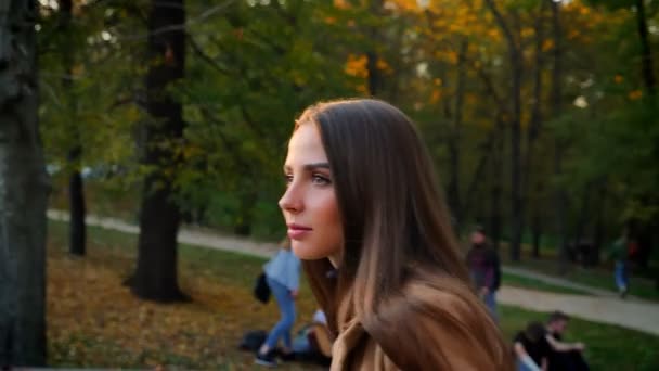 Filmagem de uma mulher caucasiana andando de seus pés para o rosto nas escadas, movendo-se calmamente no fundo urbano, sendo bonita e relacionada, durante o dia — Vídeo de Stock