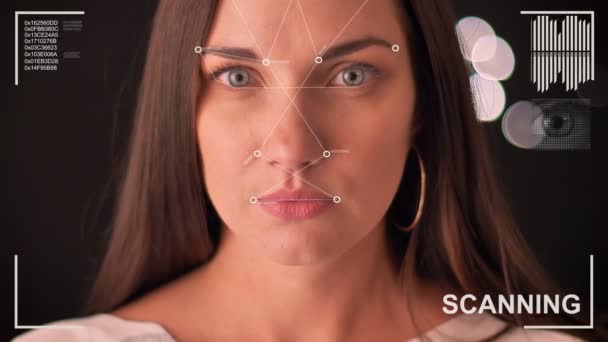 Numérisation futuriste et technologique du visage d'une belle femme pour la reconnaissance faciale et la personne scannée 