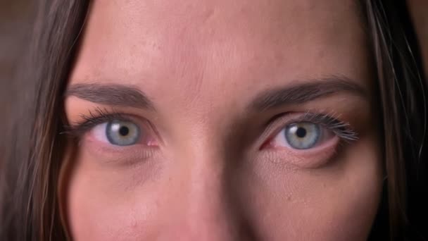 Close-up portret van een vrouw die luidruchtig horloges in de camera — Stockvideo