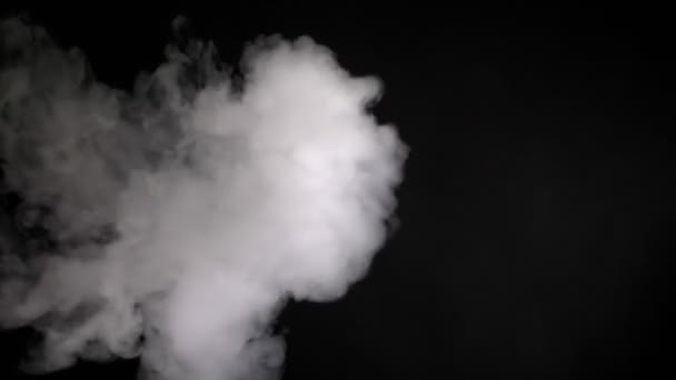 Білий рух білого густого туману ізольовано на темному тлі, ілюстрація речовини — стокове відео
